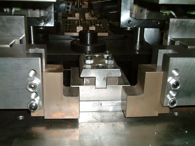 отрезной механизм